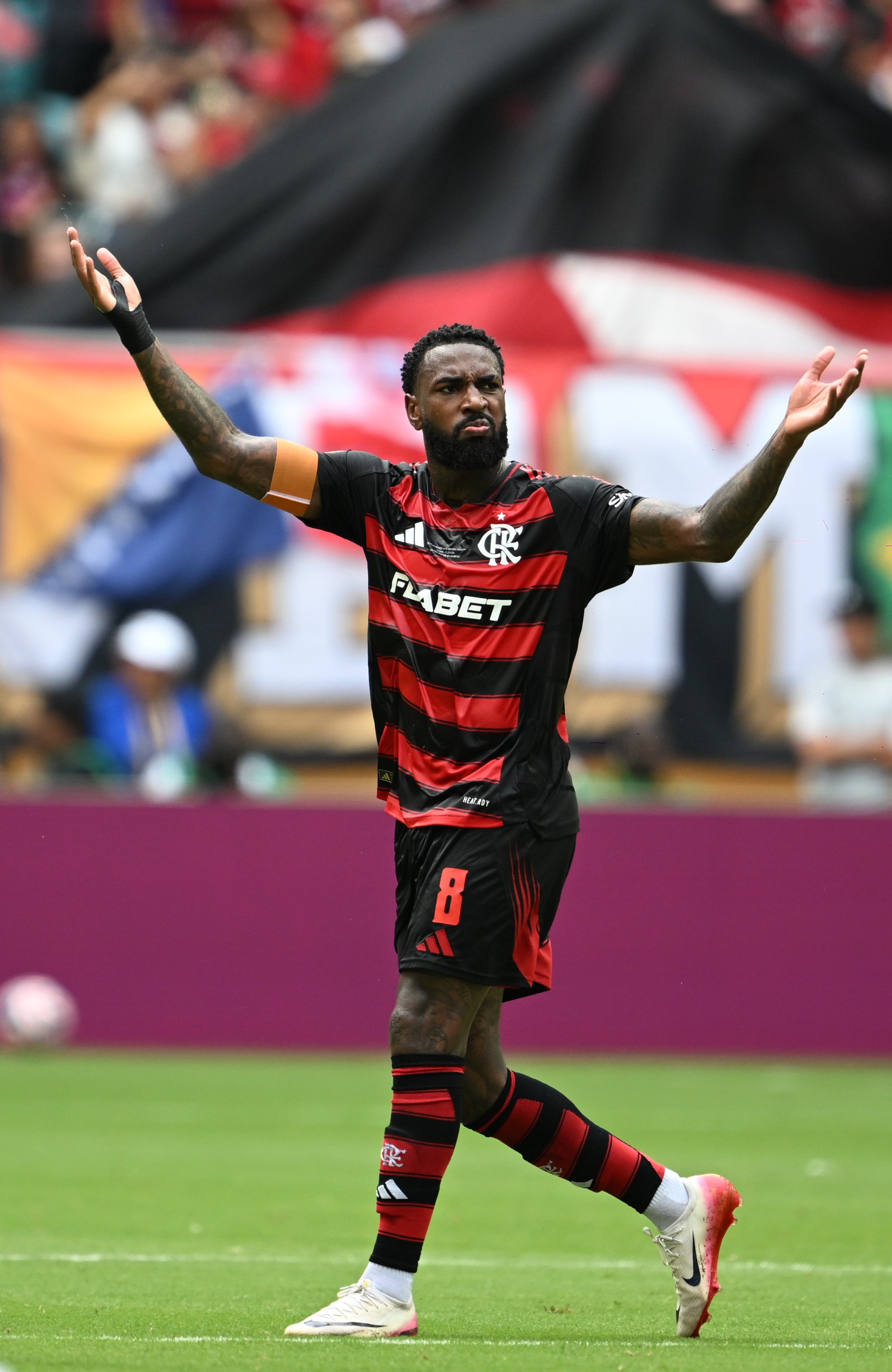 米兰体育下载-关于拜仁慕尼黑训练开放日，转会期队长鼓劲引欢呼，意甲在即，年轻球员得到机会的信息